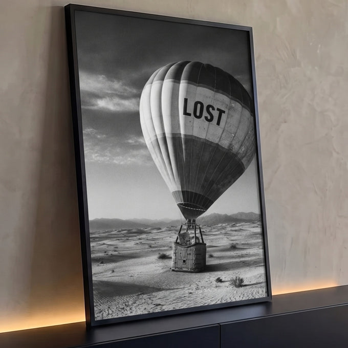 Balão de ar quente escrito LOST pousado nas dunas do deserto, fotografia em preto e branco, quadro decorativo