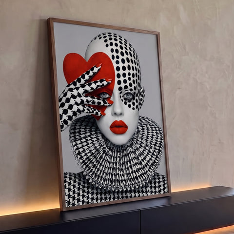 Rosto de mulher com poá, coração vermelho no olho, batom vermelho e gola pied-de-poule, quadro decorativo