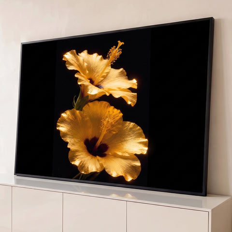 Dois hibiscos dourados com luz por trás e estames em destaque sobre fundo preto, quadro decorativo