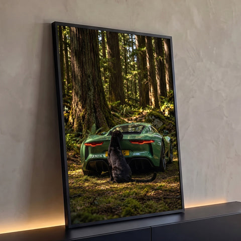 Pantera negra sentada atrás de carro esportivo verde em floresta de sequoias, quadro decorativo