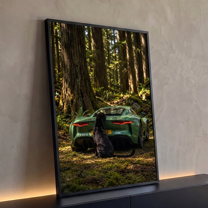 Pantera negra sentada atrás de carro esportivo verde em floresta de sequoias, quadro decorativo