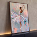 Quadro Decorativo Bailarina em Tutu Pastel com Pinceladas | quadros decorativos para sala | bailarina em tutu pastel dançando na ponta dos pés com pinceladas texturizadas | Porao dos Quadros