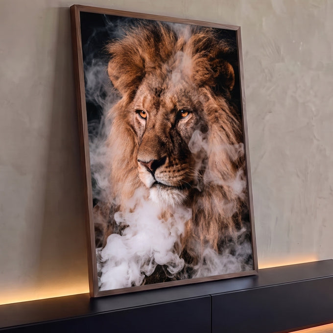 Leão de juba dourada e olhos âmbar envolto em fumaça branca sobre fundo escuro, quadro decorativo