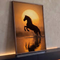 Silhueta de cavalo empinado espirrando água no lago diante de sol laranja gigante, quadro decorativo