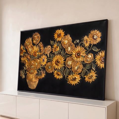 Vaso de girassóis em relevo dourado e bronze com folhas verdes sobre fundo preto, quadro decorativo