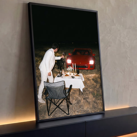 Homem de terno branco, jantar à luz de velas, pantera negra e Ferrari vermelha à noite, quadro decorativo