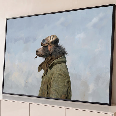 Urso vestido de aviador com touca nº 17, óculos e jaqueta verde, de perfil sobre céu azul, quadro decorativo