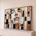Rosto feminino de olhos fechados em blocos geométricos dourados, brancos e pretos, quadro decorativo