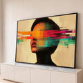 Rosto de mulher com faixas glitch laranja, magenta e verde-água sobre fundo bege, quadro decorativo