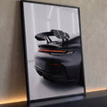 Traseira de Porsche 911 GT3 preto fosco com aerofólio de carbono em estúdio branco, quadro decorativo