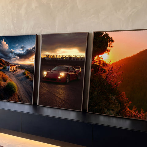 Quadro Decorativo Kit 3 Telas Pôr do Carro para Sala Laranja | quadros decorativos para sala | tríptico com posto abandonado, carro esportivo vermelho e penhasco ao pôr do sol | Porao dos Quadros