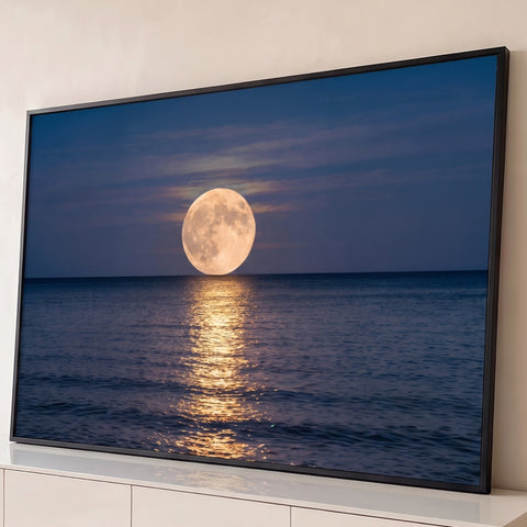 Lua cheia dourada nascendo no horizonte do mar azul com reflexo brilhante na água, quadro decorativo