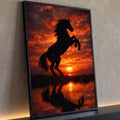 Silhueta de cavalo empinado contra pôr do sol laranja com reflexo no lago, quadro decorativo