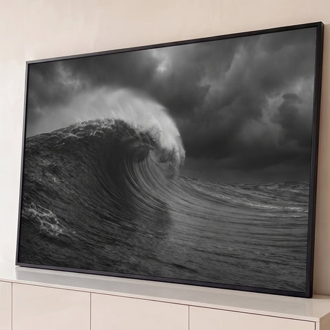 Fotografia em preto e branco de onda gigante do mar quebrando sob céu de tempestade, quadro decorativo
