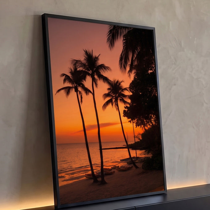 Coqueiros em silhueta na praia tropical com caiaques na areia e céu laranja ao pôr do sol, quadro decorativo