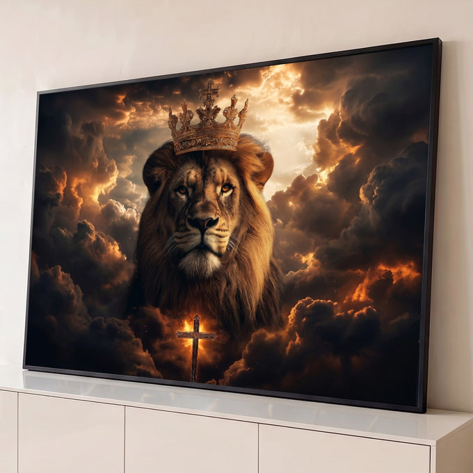 Leão de Judá com coroa dourada entre nuvens dramáticas e cruz iluminada, quadro decorativo