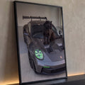 Pantera negra sentada no capô de Porsche cinza com aerofólio e faróis verdes neon, quadro decorativo