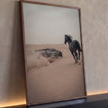 Cavalo negro galopando e carro esportivo levantando poeira nas dunas do deserto, quadro decorativo