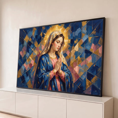 Virgem Maria em oração com manto azul estrelado, auréola dourada e fundo geométrico, quadro decorativo