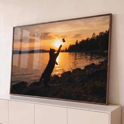 Silhueta de gato em pé pegando borboleta ao pôr do sol à beira de um lago, quadro decorativo