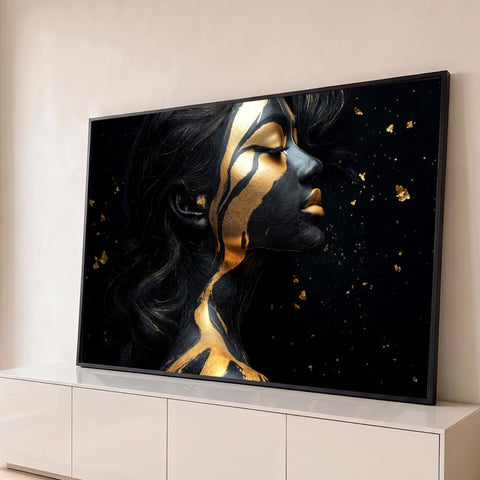 Mulher de perfil com olhos fechados, pele preta com faixas douradas e folhas de ouro, quadro decorativo