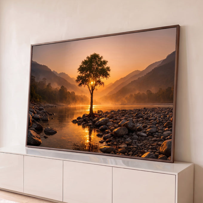 Quadro Decorativo Grande Árvore Solitária Rio para Sala | quadros decorativos para sala | árvore solitária sobre pedras à beira de rio com sol poente entre galhos e montanhas ao fundo | Porao dos Quadros