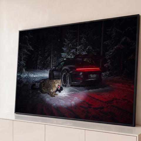 Porsche 911 preto na floresta nevada à noite com leopardo-das-neves rugindo e luz vermelha, quadro decorativo