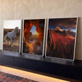 Quadro Decorativo Kit 3 Telas Cavalo Branco para Sala | quadros decorativos para sala | cavalo branco correndo, arco de pedra com sol e montanha vermelha nevada | Porao dos Quadros