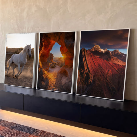 Quadro Decorativo Kit 3 Telas Cavalo Branco para Sala | quadros decorativos para sala | cavalo branco correndo, arco de pedra com sol e montanha vermelha nevada | Porao dos Quadros