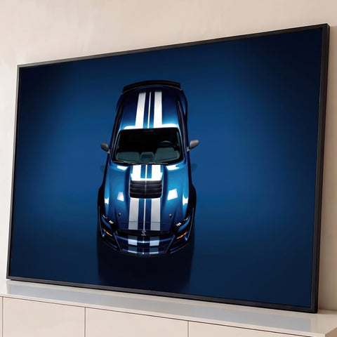 Carro esportivo azul com faixas brancas visto de cima sobre fundo azul escuro, quadro decorativo
