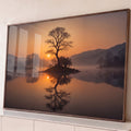 Quadro Decorativo Grande Árvore Solitária Névoa para Sala | quadros decorativos para sala | árvore solitária em ilha com pôr do sol laranja refletido no lago calmo | Porao dos Quadros