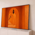 Quadro Decorativo Grande Corredor de Arcos Laranja para Sala | quadros decorativos para sala | corredor de arcos de terracota com lanternas marroquinas penduradas em perspectiva | Porao dos Quadros