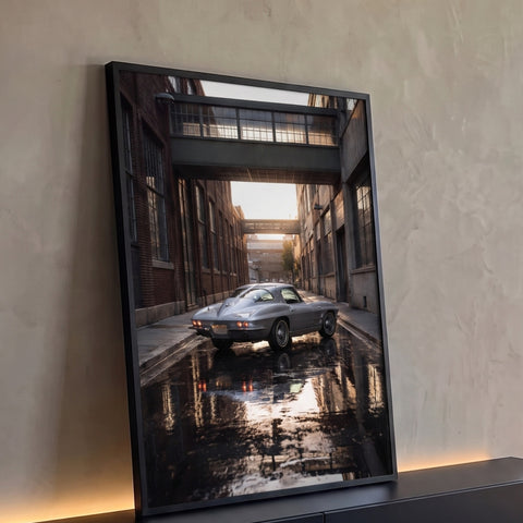 Carro clássico prateado em beco industrial ao pôr do sol com reflexo no chão molhado, quadro decorativo