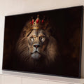 Leão majestoso de frente com coroa dourada cravejada de rubis sobre fundo preto, quadro decorativo
