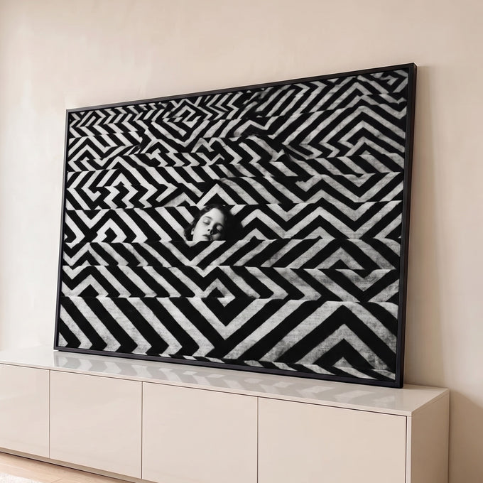 Quadro Decorativo Grande Rosto para Sala Preto | quadros decorativos para sala | rosto feminino emergindo de tecido com padrão labiríntico preto e branco | Porao dos Quadros