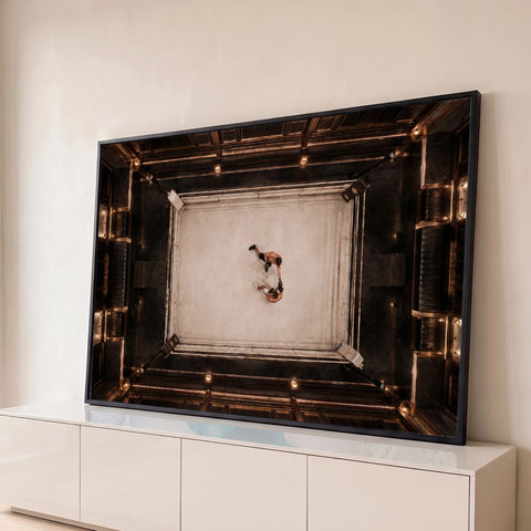 Vista aérea de dois boxeadores lutando em ringue claro numa arena escura com luzes douradas, quadro decorativo