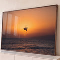 Quadro Decorativo Grande Kitesurf Esporte Radical para Sala | quadros decorativos para sala | silhueta de kitesurfista em manobra contra céu laranja do pôr do sol | Porao dos Quadros