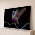 Beija-flor roxo e verde de asas abertas pousado em galho escuro sobre fundo preto, quadro decorativo