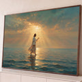 Jesus de manto branco caminhando sobre o mar azul sob raios de sol dourados entre nuvens, quadro decorativo