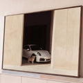 Porsche 911 branco em portal de estuque bege com filhote de leão à frente, fotografia minimalista, quadro decorativo