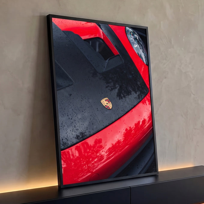Capô de Porsche vermelho com fibra de carbono, emblema dourado e gotas de chuva, quadro decorativo
