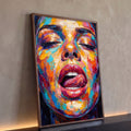 Rosto de mulher de olhos fechados e boca aberta em pinceladas grossas coloridas, quadro decorativo