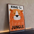 Quadro Decorativo Leão King of the Jungle Estilo Infantil | quadros decorativos para sala | leão fofo laranja com juba e frase king of the jungle | Porao dos Quadros