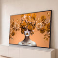 Mulher com rosas laranja e douradas cobrindo a cabeça e um olho sobre fundo laranja, quadro decorativo