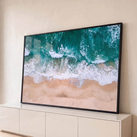 Vista aérea de praia com mar turquesa, ondas de espuma branca e areia clara, quadro decorativo