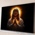 Jesus de olhos fechados e mãos unidas em oração, com halo de luz dourada em fundo preto, quadro decorativo