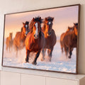 Quadro Decorativo Grande Cavalos Correndo para Sala Marrom | quadros decorativos para sala | cavalos correndo na neve com crina ao vento sob céu de pôr do sol | Porao dos Quadros
