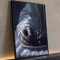 Quadro Decorativo Grande Mão Colhendo Uvas para Sala Branco | quadros decorativos para sala | mão alcançando prato de uvas roxas com manto branco e fundo escuro | Porao dos Quadros