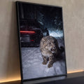 Leopardo das neves rosnando na neve à noite com carro esportivo preto ao fundo, quadro decorativo
