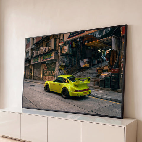 Porsche 911 verde limão com aerofólio estacionado em rua urbana de Hong Kong com grafites, quadro decorativo